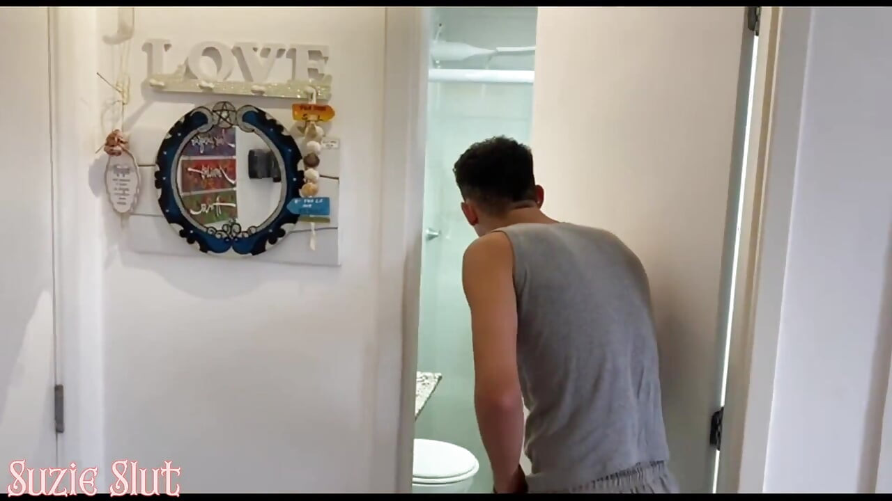 我的继母发现我在淋浴时看着她, 她非常饥渴, 她强迫我操她非常热辣的菊花