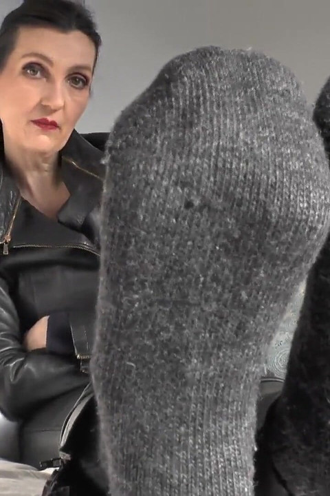 मेरे बदबूदार मोज़े आपको कामुक बनाते हैं! लेडी विक्टोरिया वैलेंटे