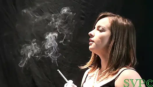 Stiefmutter behandelt stiefsohn mit weißem handschuh