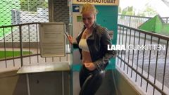 Lara cumkitten - teaser leggings corrida