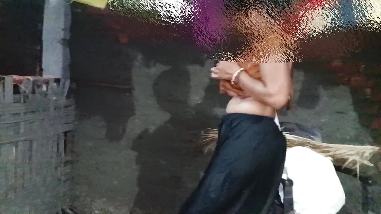 Przyrodnia siostra naciska swoje piersi z bluzki po kąpieli, wkładając palec w jej cipkę.