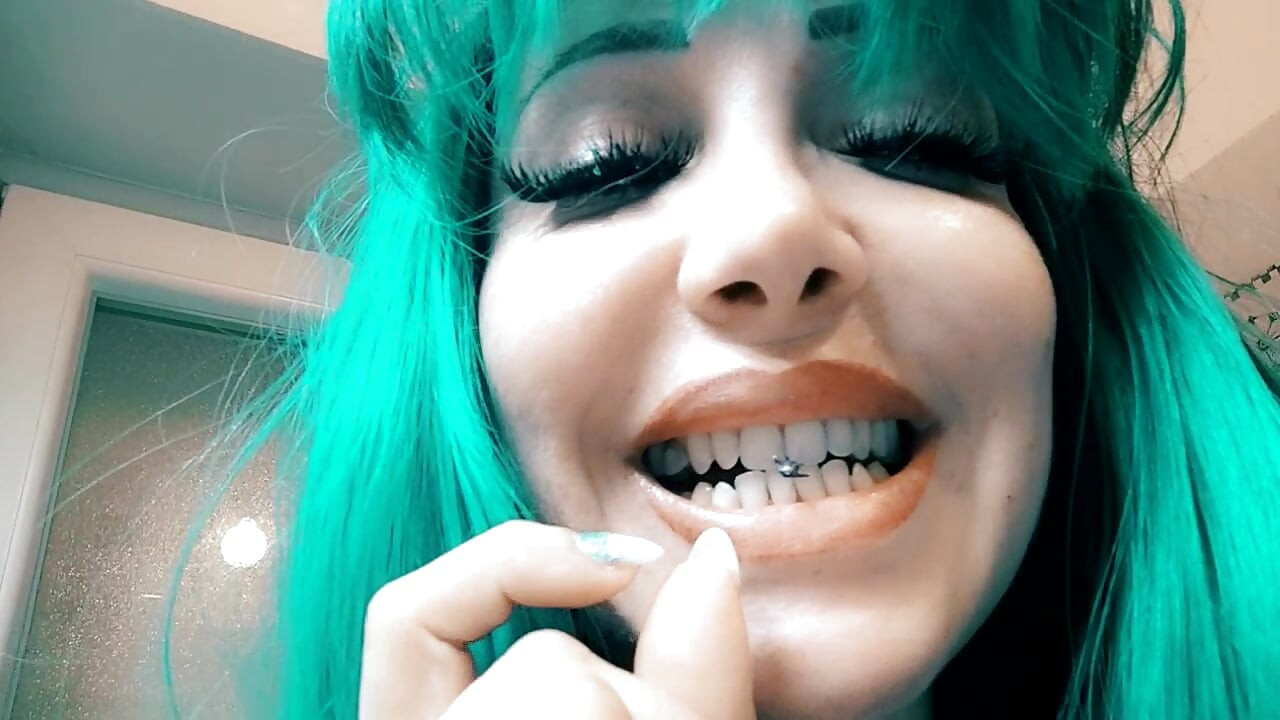 Gorgeous giantess with big jaws