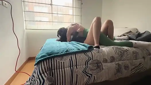 Betapa menyenangkannya merasakan vulva Anda di atas legging dan kemudian menyentuh kami untuk datang