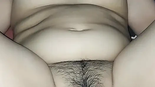 Eine Frau, die Angst vor der Zukunft ihres Freundes hat, gerät in Panik.