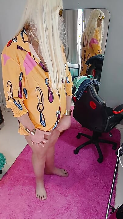 En söt ny klänning, sedan tar av mig bikinin och får min röv helt oljad ... och Avslutar med En annan orgasm.