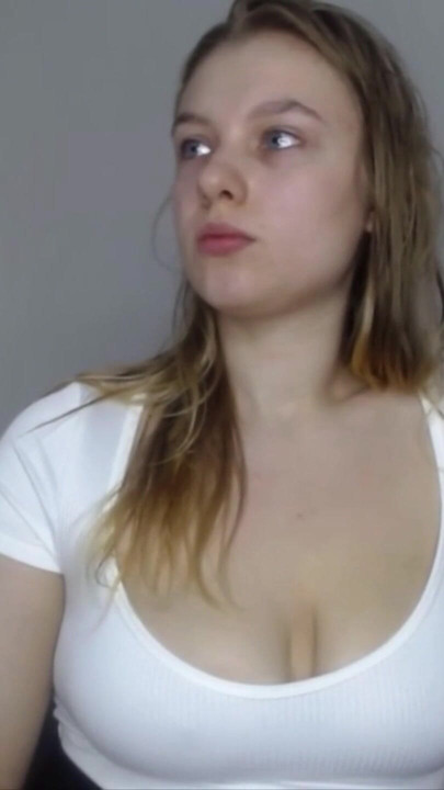 拥有天然巨乳的胖女孩在网络摄像头上玩耍 |剪辑 1