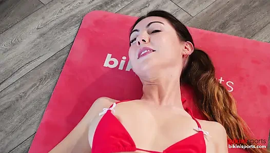 İki büyük memeli eğitmenle çıplak yoga dersi
