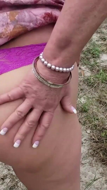 Moment à voir absolument de « exhiber son cul sexy dehors »
