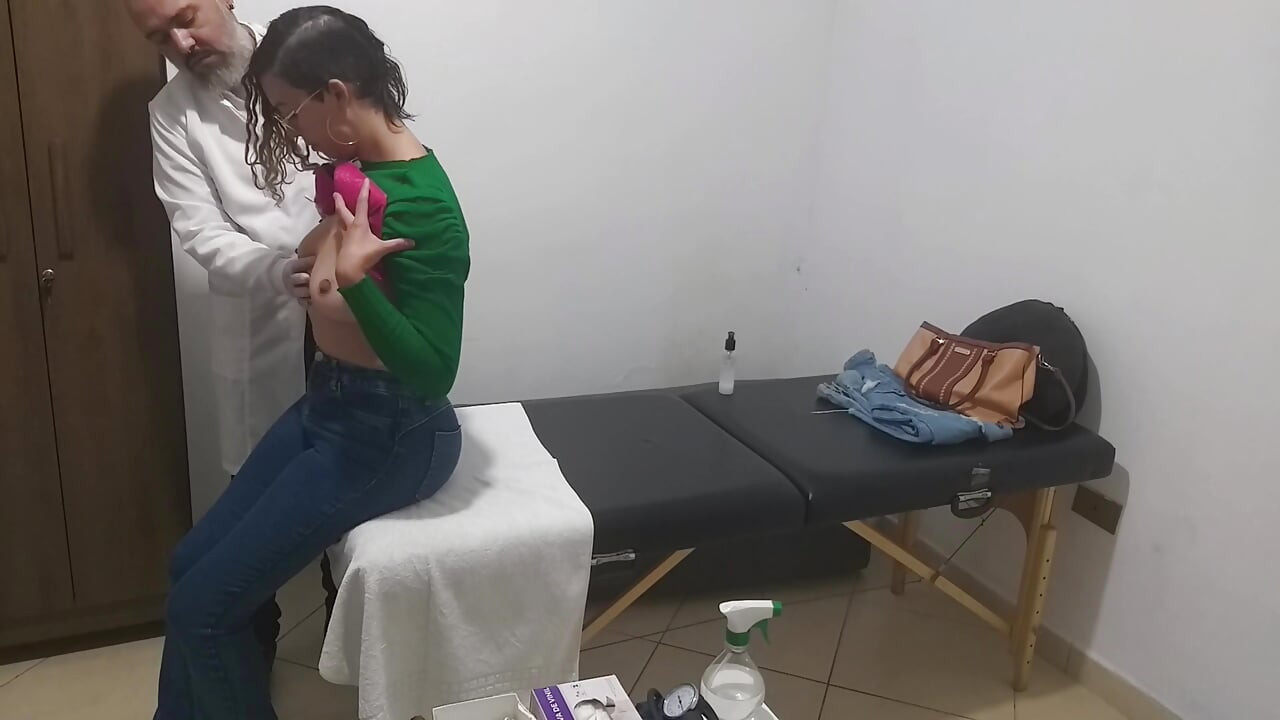 طبيب حقيقي يفحص فتحة الشرج والثديين