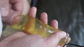 Éjacule dans un préservatif rempli d&#39;eau sous le prépuce!