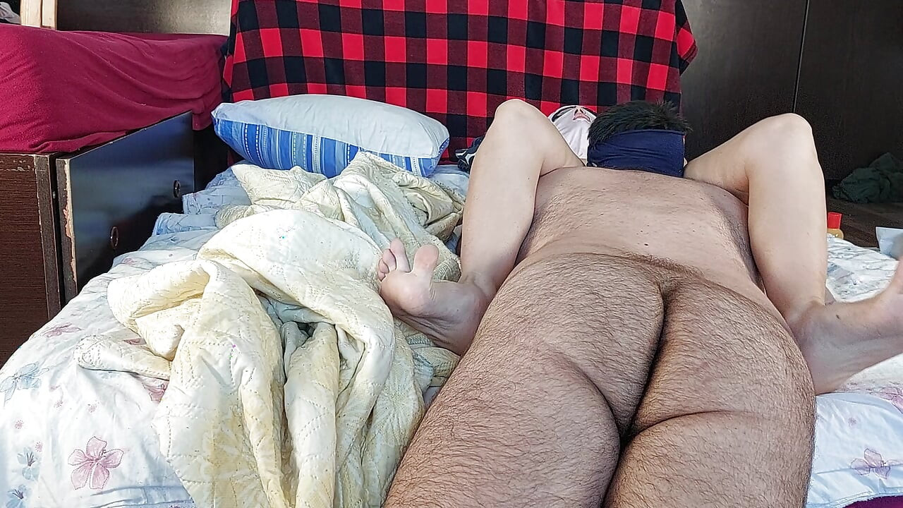 Sensual massage of a hot amateur couple with oil on the body. The woman masturbates me until I do.
