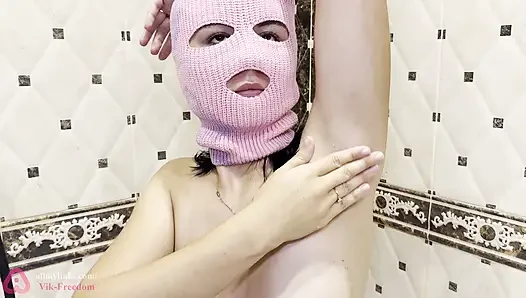 Tıraşlı kıllı koltuk altları! Acıtıyor! Bir epilator ile koltuk altı epilasyonu! Depilasyon!
