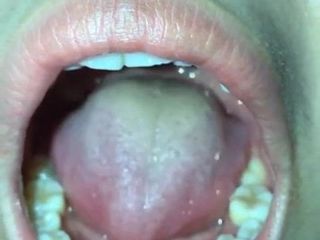 La bouche d'une étudiante après avoir bu du sperme