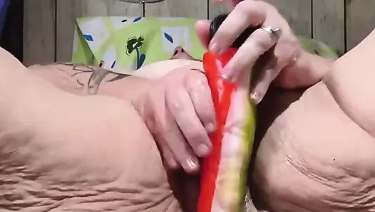 O turuncu dildoyla arka arkaya 10 kez boşalıyor