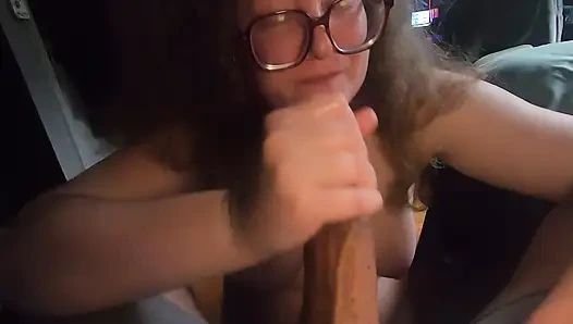 Gadis gendut kutu buku yang polos dengan kacamata memohong untuk muncrat di mulutnya dan terus mengisap