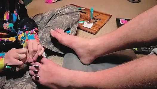 Melody efendisine pedikür yapıyor