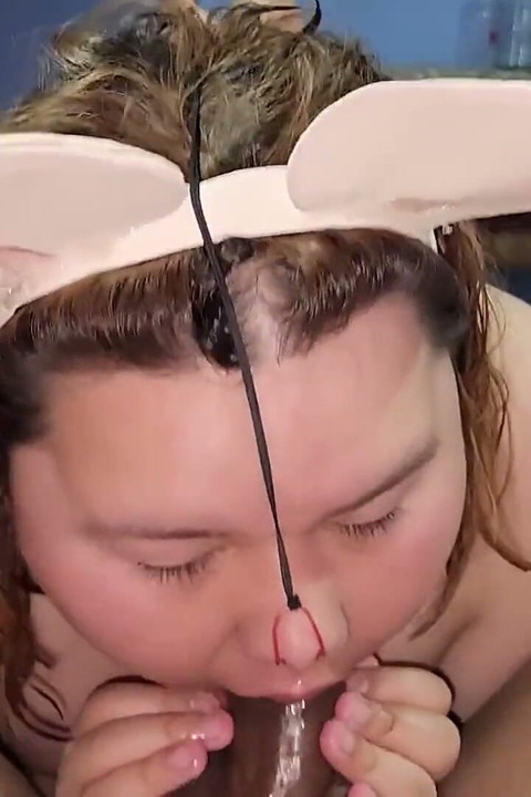 Este porco é humilhado com uma foda facial por seu dono
