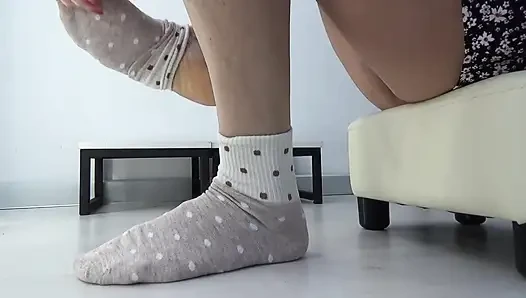 Mencoba kaus kaki berwarna