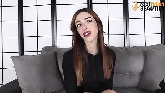 Игривое соблазняет показывает свою различную обувь для ношения на ее милых ступнях