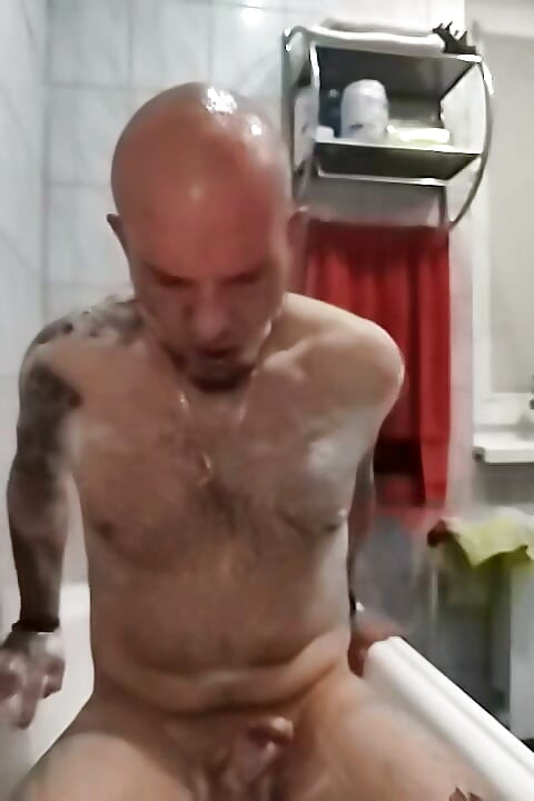 Na banheira, o pau assume o controle