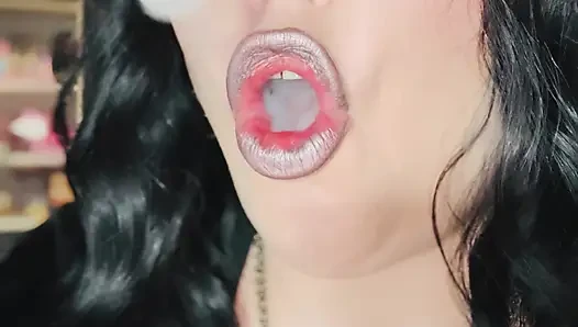 Schwarzhaarige Goth raucht eine Zigarette - BBW Tina Snua raucht mit Lederhandschuhen &schmuck