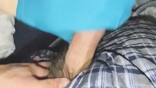 Seksi mavi ayak bileği çoraplı elle muamele çorapla sikiliyor