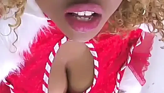 Acemi Nina Rivera Noel ağacının altında yeni oyuncağıyla oynuyor