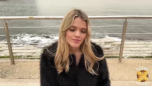 Jade, güzel sarışın, yemeyi seviyor