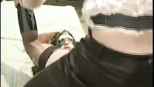 Fetişli ve seksi iç çamaşırlı kirli köle kafeste sikiliyor
