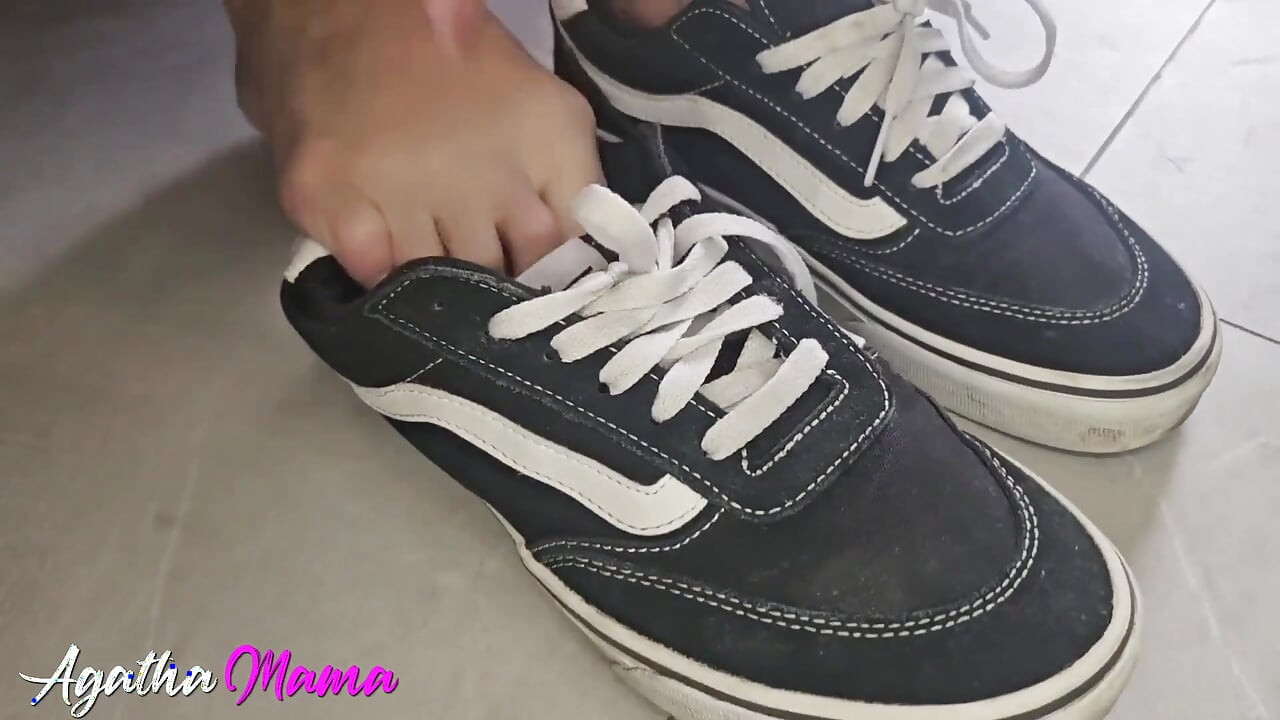 حصل مدربي على زبه بقوة وتمددني انتهى بي الأمر بالسماح له بممارسة الجنس مع كسي وما زلت في فمي
