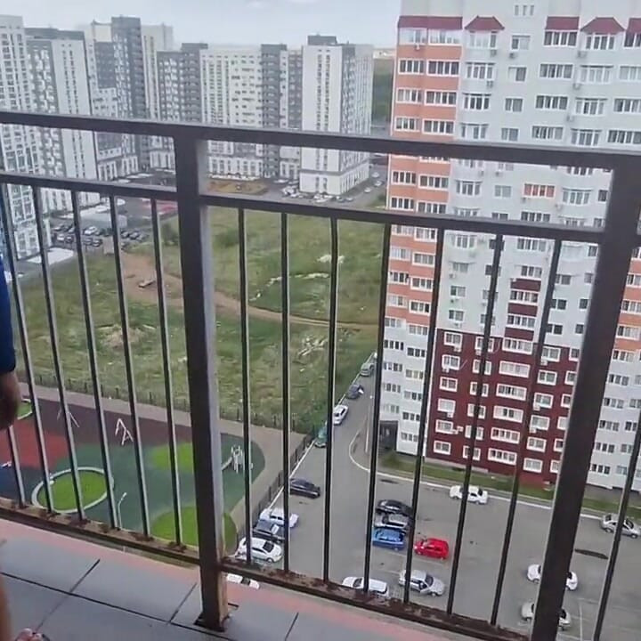 계단에서 핫한 트윈크 오럴, 섹스, 자지 그리고 많은 정액.