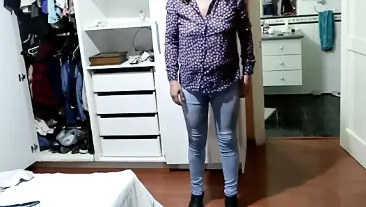 Schau, wie meine stiefmutter sich für die Arbeit anzieht, in erotischen dessous, es macht mich so sehr an.