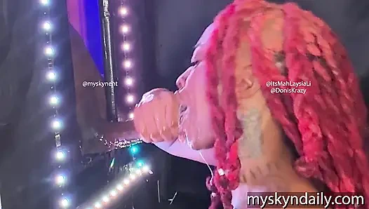 Gırtlağına kadar büyük zenci yarağı alıyor