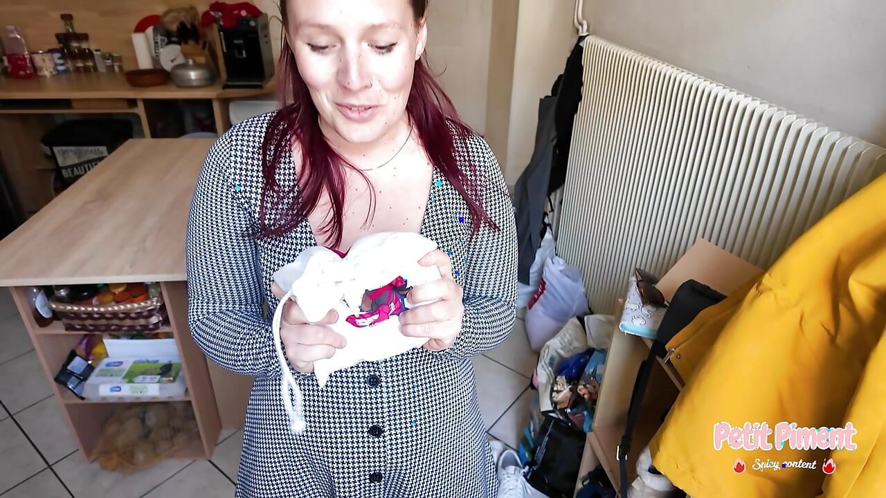 Jag knullar min rumpa med en tentakel innan jag sprutar framför leveranskillen, jag franskar, rödhårig, anal, sprutar