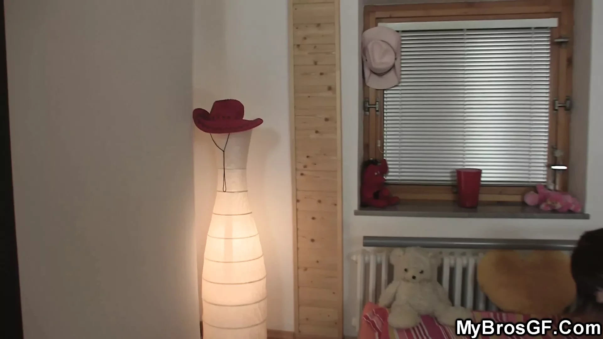 Slickar hennes otrogen fitta innan doggy-fuck