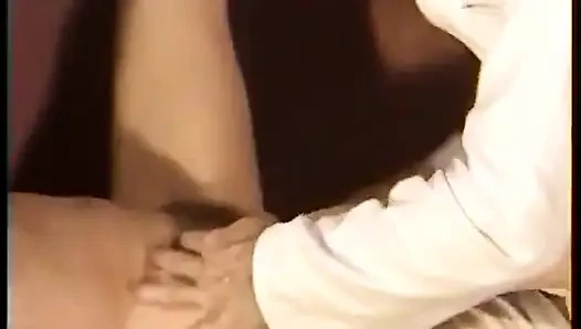 İki sapık tesisatçı işbirlikçi olmayan bir müşteriye aç insanlar gibi kendilerini atıyor!