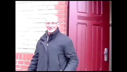 Aniden o ortaya çıkıyor, 70 yaşında bir beyefendi