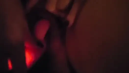 Orta yaşlı seksi kadın sert orgazm olmak için oynuyor