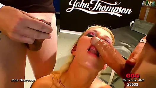 Mina thompson si cewek hot rambut pirang lagi asik nyepong dan ngentot kontol liar