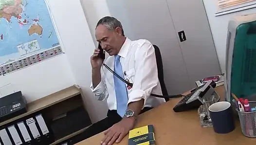 Yaşlı bir adam amımı ve götümü sikiyor