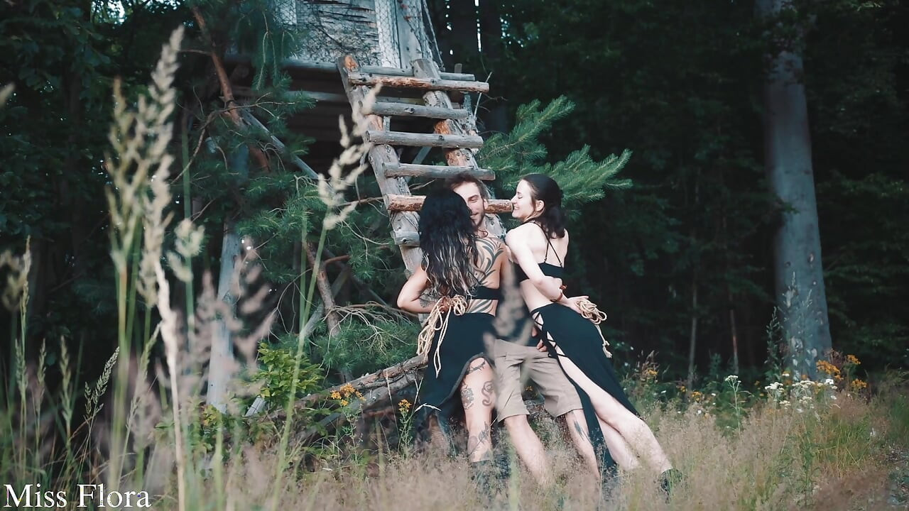 De festivaljongen in het bos bijten met Snorfux & godin Yazmin