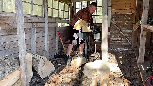 Горячую милфу жестко трахают в задницу на улице и показывают ее истинное лицо анала