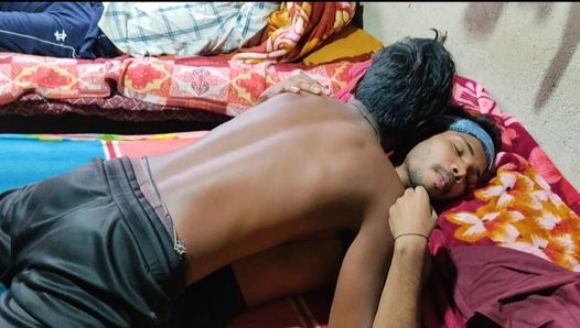 Trío gay indio - chicos del pueblo indio divirtiéndose en la casa vieja