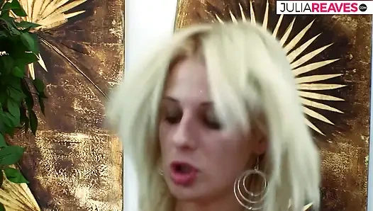 Blondes mädchen würgt an einem riesigen schwanz und wird dann auf beide löcher gefickt