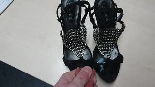 Sborra sui sandali sexy di Nadine