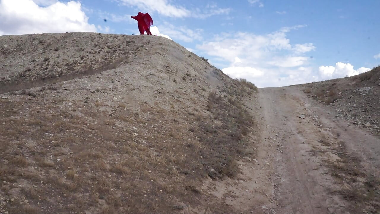 En la cima de la colina con bandera roja