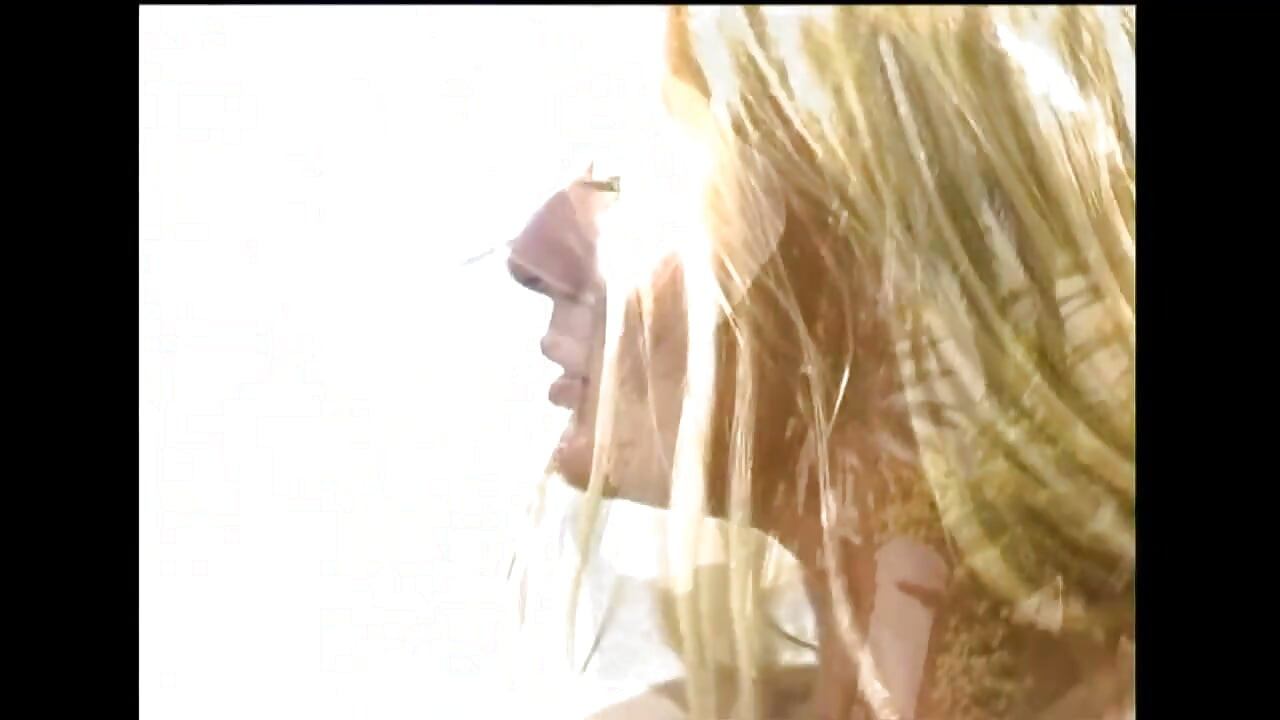 Si rambut coklat lesbian panas sukar dikongkek dengan strap-on