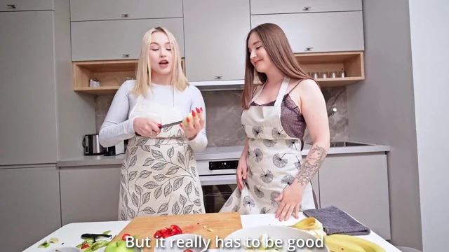 女同性恋者在厨房做饭！但是大硬鸡巴在他们的屁股和阴户阻止了它
