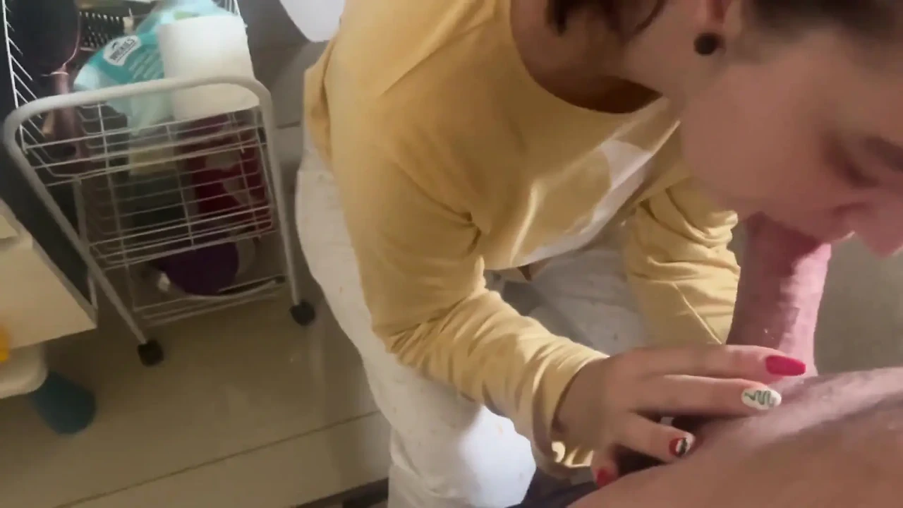 浴室里最好的口交早晨. 上厕所的出轨人妻