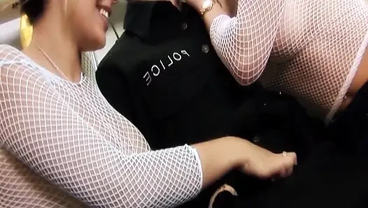 Adegan antara memek 2: cewek semok rambut pirang lagi asik ngentot bareng-bareng sampai dicrot di muka